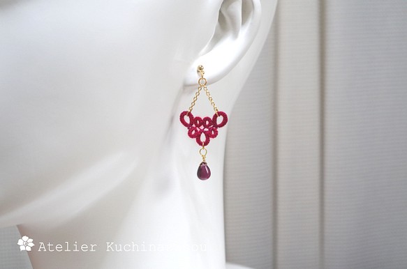 梭織蕾絲捷克珠三角耳環&lt;櫻桃粉色&gt; 第1張的照片