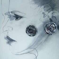 オリジナルデザイン手作り一点もの　silverイヤリングe02「薔薇の蕾は早く摘め 時は過ゆく」 1枚目の画像
