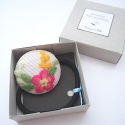 草花を描いた羊毛フェルト刺繍のヘアゴム(トロピカル・ミックス) 1枚目の画像
