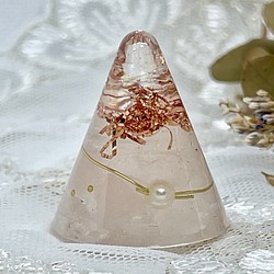 ミニ円錐オルゴナイト【ローズクォーツ】 1枚目の画像