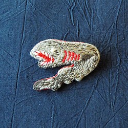 手刺繍ブローチ｜深海鮫ラブカ(くねくね) 1枚目の画像
