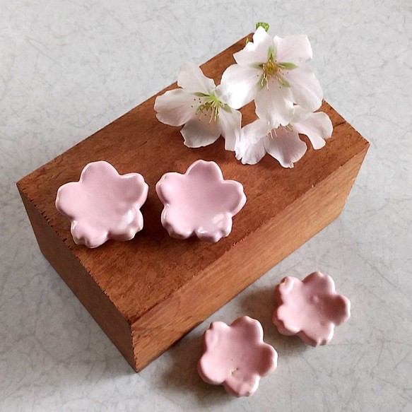 《春の福袋2点セット＆送料無料》陶の箸置き【桜の花(厚み有り)】 1枚目の画像
