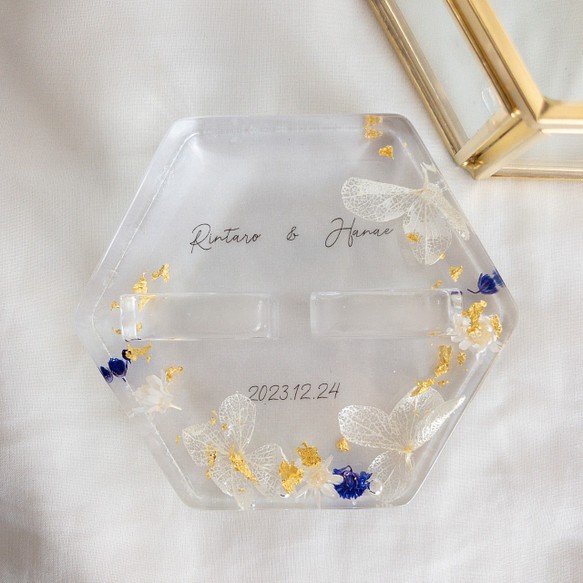 白紫陽花と青いかすみ草の金箔レジンリングピロー×ゴールドガラスケース 1枚目の画像