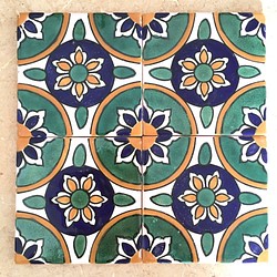 チュニジアタイル4枚セット　大輪の花が咲く　ガルビ0780 1枚目の画像