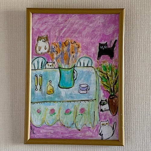 絵画 。手描き【猫たちはテーブルの周りで花瓶の中のきれいな花を見ている】