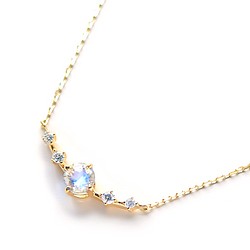 K18 藍色月光石和鑽石項鍊（圓形切割）~Ello Lily~六月生日石 第1張的照片