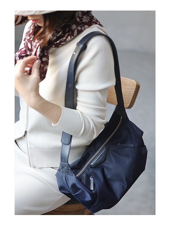 日本Nylon原料配合ヘッド層ナパ牛革3wayショルダーバッグです #紺色です 1枚目の画像