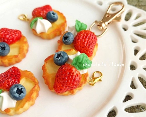 いちごとブルーベリーのminiワッフルキーホルダー♪Strawberry&Blueberry♪フェイクスイーツ