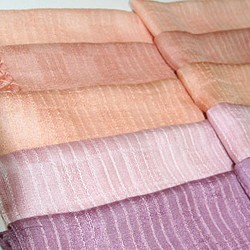 京都丹後で織られた絹のストール　草木染め　紫色　送料無料　ラッピング無料 1枚目の画像