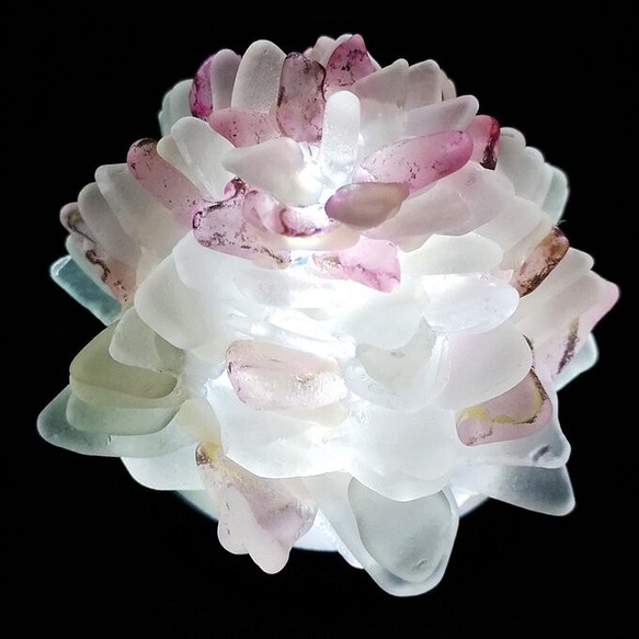 【オーダー】シーグラスのお花のランプシェード ピンク×灰 東風解凍（はるかぜこおりをとく）ギフトラッピング対応【海灯花】 1枚目の画像