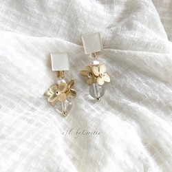 Color Square mat flower tassel pierce/earring(Off-white) 1枚目の画像