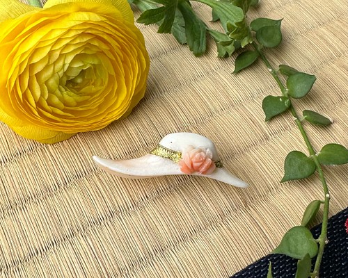 特価品です‼︎ 珊瑚彫刻のタックブローチ 【薔薇をつけた帽子