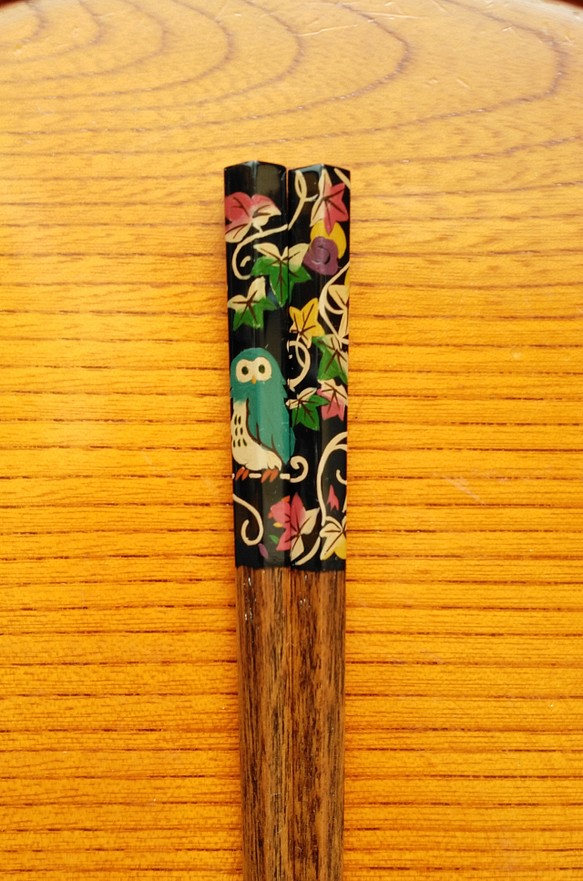 フクロウの漆絵五角子供箸〔18㎝〕 1枚目の画像