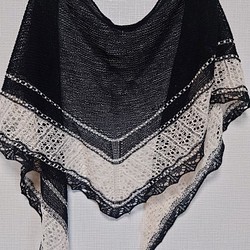 【即納】繊細レース三角ショール黒と白リネンコットン手編み送料無料 1枚目の画像