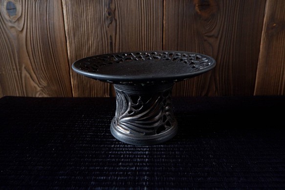 黒金彩透かし彫り飾り台・飾り皿１　鉢皿　植木鉢　やちむん　沖縄 1枚目の画像