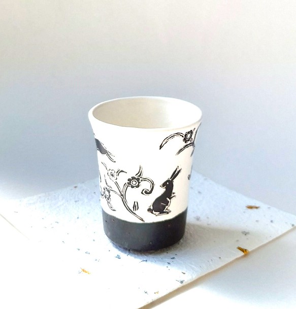 モノトーンの絵柄が素敵なカップ　　花唐草兎　フリーカップ　　陶器 1枚目の画像
