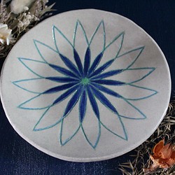 ブルーのお花のお皿 1枚目の画像