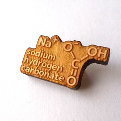 重曹（炭酸水素ナトリウム）の化学式ヒノキブローチ 1枚目の画像