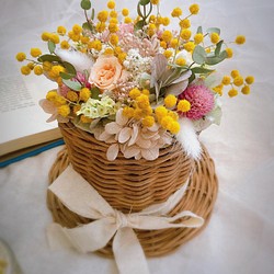 NEW⭐︎ 春のお花摘みかご 母の日アレンジ ラタンハット型花かご 1枚目の画像