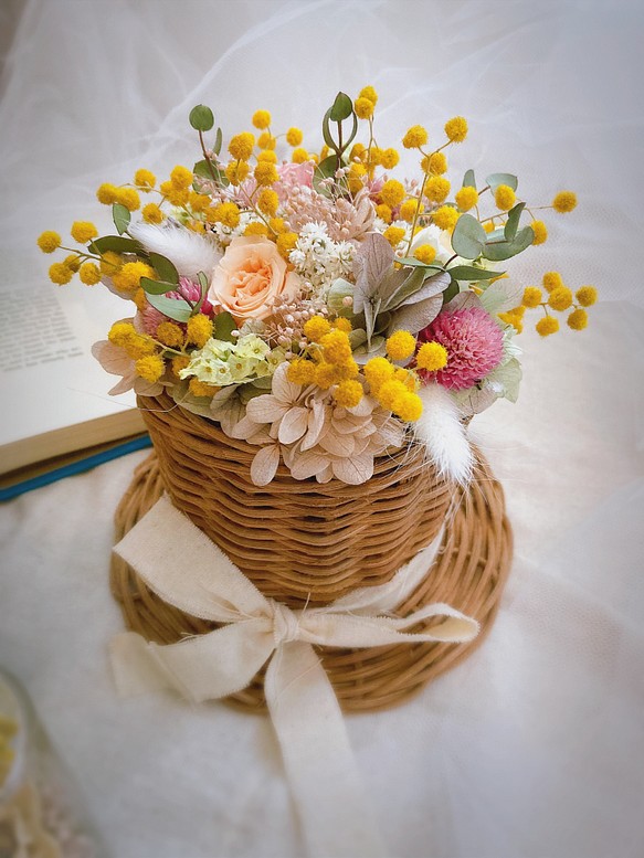 NEW⭐︎ 春のお花摘みかご 母の日アレンジ ラタンハット型花かご 1枚目の画像