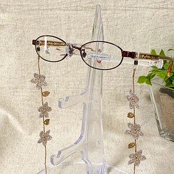 小花のグラスコード【23】メガネコード  かぎ針編み オヤ糸 ハンドメイド 軽いメガネコード 大人可愛い ベージュ 1枚目の画像
