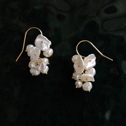 fusa : hira & keshi Pearl（earring） 花びらパールと芥子パールの玉房の耳飾り 1枚目の画像