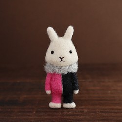 羊毛フェルトブローチ　ウサギホワイト　Darkブラック+ピンク 1枚目の画像