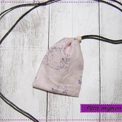首から下げられる、巾着袋－お守り袋・北欧風・花かんむりのような輪っか・スモーキーピンク 1枚目の画像