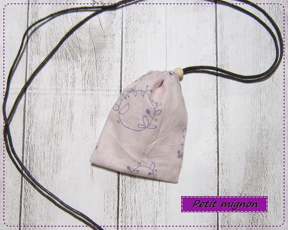 首から下げられる、巾着袋－お守り袋・北欧風・花かんむりのような輪っか・スモーキーピンク 1枚目の画像