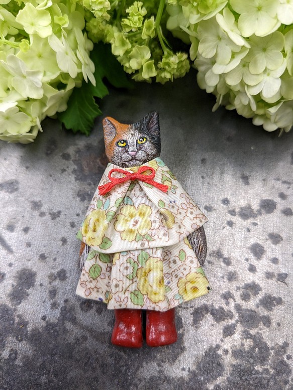 洋服を着た猫のブローチ〈樹脂粘土〉 1枚目の画像