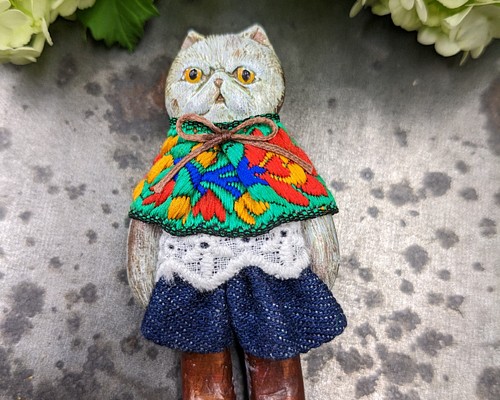 洋服を着た猫のブローチ〈樹脂粘土〉 ブローチ harumoriji 通販 