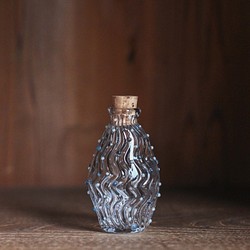 [ 海ぶどう・Sea Grapes ]  手作りガラス瓶　クリアガラス瓶　調味料入　コルク栓　晴れやかブルー2023 1枚目の画像