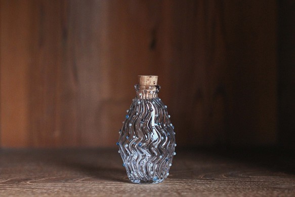 [ 海ぶどう・Sea Grapes ]  手作りガラス瓶　クリアガラス瓶　調味料入　コルク栓　晴れやかブルー2023 1枚目の画像