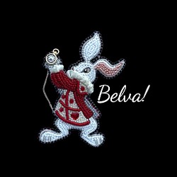 ビーズ刺繍のブローチ　-白ウサギ(レッドジャケット)-rabbit 1枚目の画像