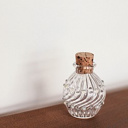 [ 月 ]  手作りガラス小瓶　オパールホワイト色　ミニガラス瓶　小物入れ　調味料入　スパイスボトル　コルク栓　オブジェ 1枚目の画像