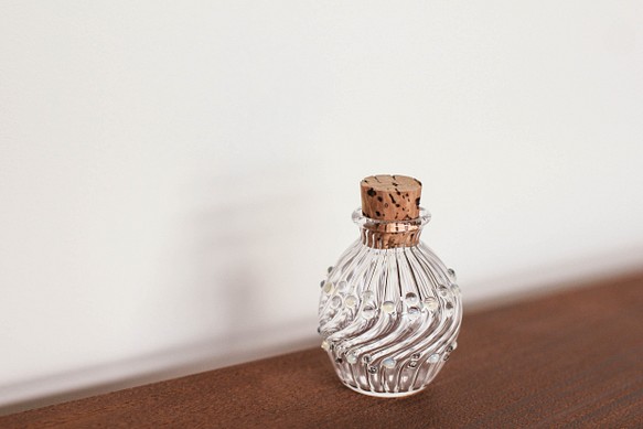[ 月 ]  手作りガラス小瓶　オパールホワイト色　ミニガラス瓶　小物入れ　調味料入　スパイスボトル　コルク栓　オブジェ 1枚目の画像
