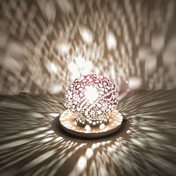 陶器ランプシェード『桜ほんのり（Sa006）』は陶芸作家窯元やす波窯の陶器桜照明です。桜の花びらと泉がモチーフです。 1枚目の画像