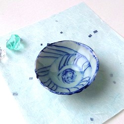 涼やかな色合いのぐい呑　　　藍彩　ぐい呑　陶器 1枚目の画像