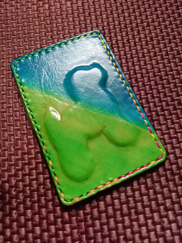 本革 ブルー グリーン パスケース カードケース カラフル 立体風 犬 レザーヌメ革 クロコ型押し 青 緑 1枚目の画像