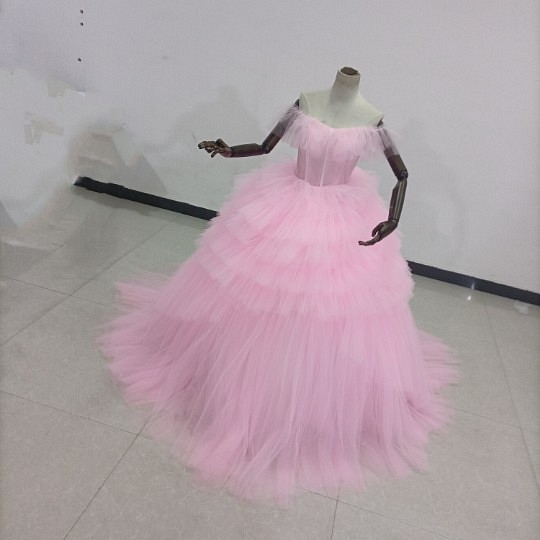 送料無料！カラードレス ピンク 上質オーガンジー 柔らかく重ねたチュールスカートオフショル プリンセスライン エレガント 1枚目の画像