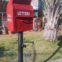 可愛らしい赤いポスト  アンティーク ポストと立水栓  表札 自立式ポスト  #宅配ボックス  #アメリカンポスト 1枚目の画像