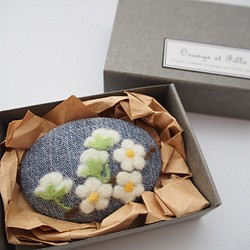 草花を描いた羊毛フェルト刺繍のブローチ（ユキヤナギ・オーバル大） 1枚目の画像