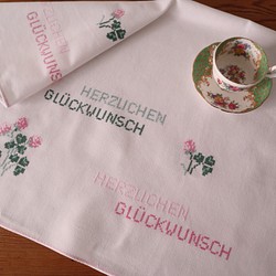 ドイツの手仕事/ピンクのお花・ハートの葉っぱ・ドイツ語おめでとうの手刺繍 生地・テーブルクロス　(ヴィンテージ) 1枚目の画像