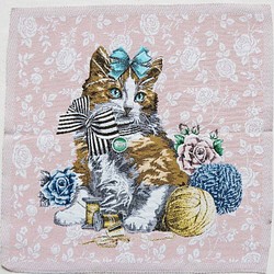 新柄入荷！このまま飾ってもお洒落！『ジャガード織　リボンを付けた猫　ローズ柄ピンク地』～パネル　45㎝×45cm～ 1枚目の画像