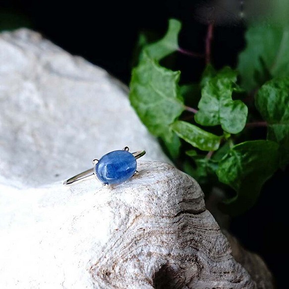 K10 カイヤナイト（カヤナイト） オーバル 爪留めリング 天然石 ~藍色の結晶 1枚目の画像