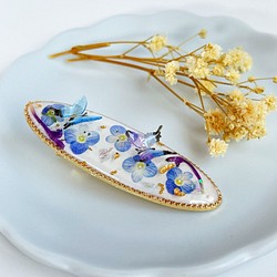 【新作注文製作】母の日プチギフト小さい青い花と蝶々ラッピング付きドライフラワーレジンヘアクリップヘアピン 1枚目の画像