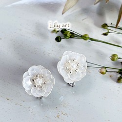 シルバー★白いお花のディップフラワーsimpleイヤリング 1枚目の画像