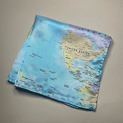 【受注製作】チーフ　イタリア生地　世界地図　プレゼント　ギフト　ハンカチ　オーダー　ハンドメイド　 1枚目の画像