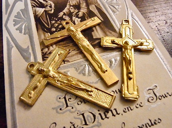 フランス ヴィンテージ デッドストック 金メッキ クロス 3種 キリスト 十字架 チャーム ルルドの泉① 1枚目の画像