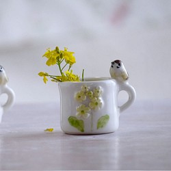 小鳥とお花のミニピッチャー「菜の花スズメ」（陶器） 1枚目の画像